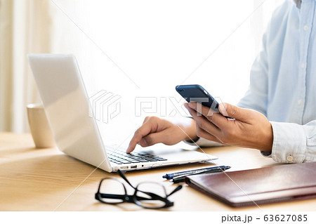 男性　スマホ　パソコン 63627085