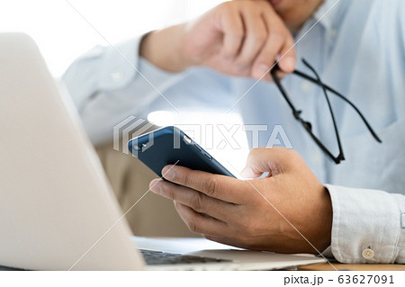 男性　スマホ　パソコン 63627091