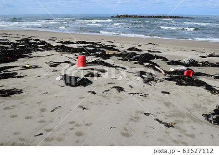 海辺に漂着した海藻やゴミ 海辺に漂着した海藻やゴミ 63627112