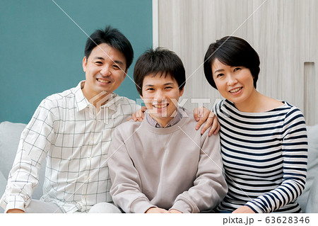 高校生の息子を持つ家族 高校生の息子を持つ家族 63628346