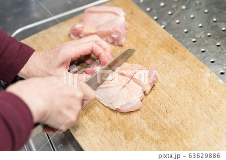 鶏肉を切る 63629886
