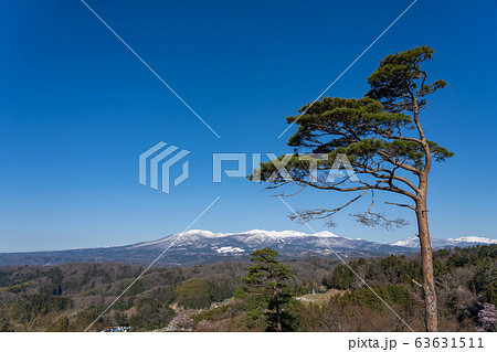 福島県　二本松城　本丸跡　天守台から見る安達太良山 63631511