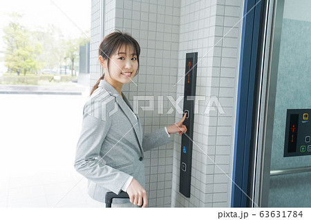 エレベーターを使う若いビジネスウーマン エレベーターを使う若いビジネスウーマン 63631784