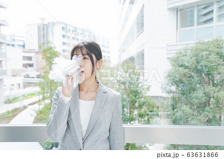 電子タバコを吸う若いビジネスウーマン 63631866