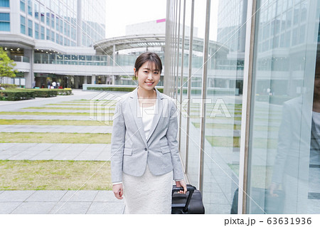 出張をする若いビジネスウーマン 出張をする若いビジネスウーマン 63631936
