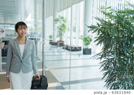出張をする若いビジネスウーマン 出張をする若いビジネスウーマン 63631940