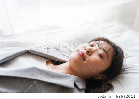 仕事中に仮眠を取る若いビジネスウーマン 63632011