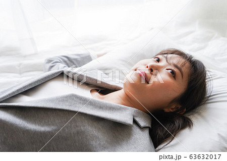 仕事中に仮眠を取る若いビジネスウーマン 63632017