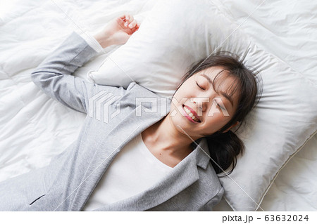仕事中に仮眠を取る若いビジネスウーマン 63632024