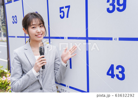 選挙の演説をする若い女性 63632292
