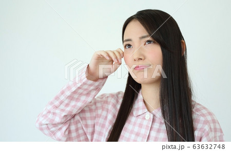 寝起きの女性イメージ 63632748