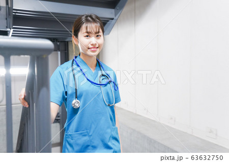 階段を使う若い看護師 階段を使う若い看護師 63632750