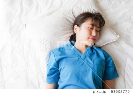 仮眠を取る若い看護師 63632779