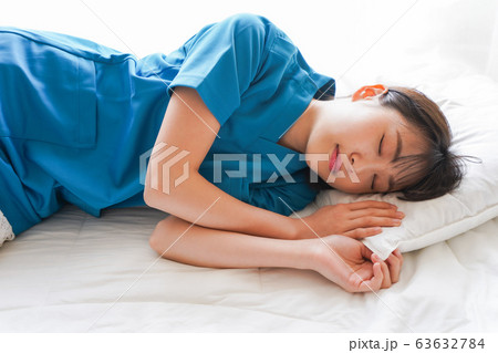 仮眠を取る若い看護師 仮眠を取る若い看護師 63632784
