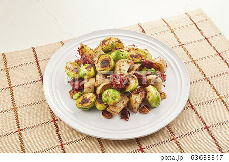芽キャベツとコンビーフの炒め物 63633347