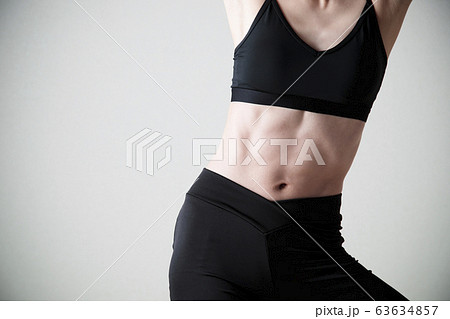 女性　ダイエット　フィットネス　スポーツ　エクササイズ 63634857