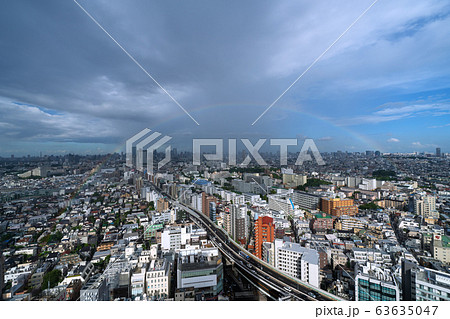 日本の東京都市景観 集中豪雨で霞む都心と大きな虹 63635047