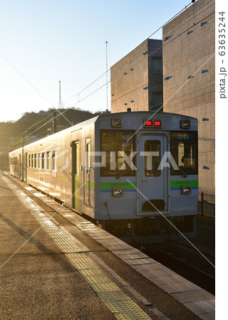 早春の北海道室蘭市JR室蘭駅を出発する普通列車の朝の風景を撮影 早春の北海道室蘭市JR室蘭駅を出発する普通列車の朝の風景を撮影 63635244