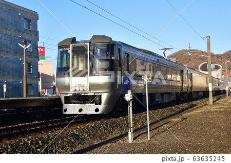 早春の北海道室蘭市JR室蘭駅を出発する特急すずらんの朝の風景を撮影 63635245