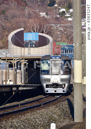 早春の北海道室蘭市JR室蘭駅を出発する特急すずらんの朝の風景を撮影 63635247