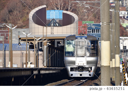 早春の北海道室蘭市JR室蘭駅を出発する特急すずらんの朝の風景を撮影 63635251