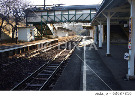 早春の北海道室蘭市JR母恋駅の朝の風景を撮影 63637810