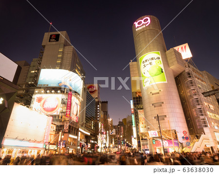 渋谷　道玄坂下交差点とSHIBUYA109 63638030