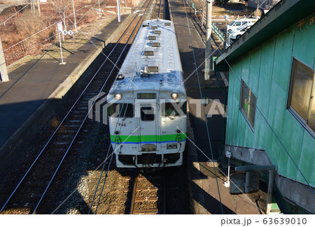 早春の北海道室蘭市JR御崎駅を発着する普通列車の風景を撮影 63639010
