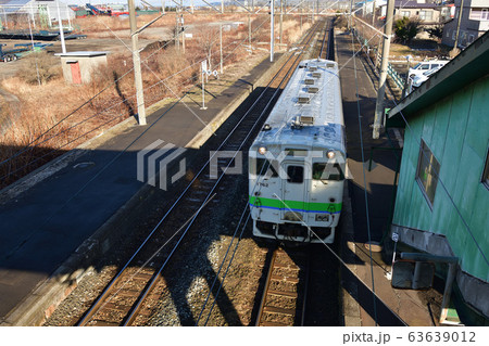早春の北海道室蘭市JR御崎駅を発着する普通列車の風景を撮影 早春の北海道室蘭市JR御崎駅を発着する普通列車の風景を撮影 63639012