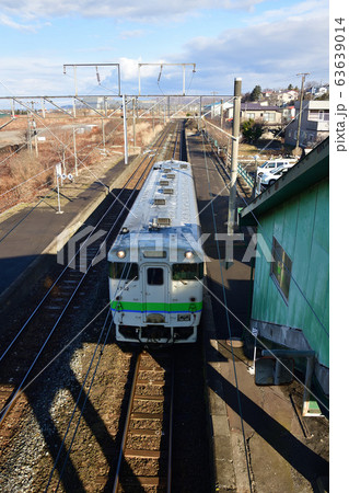 早春の北海道室蘭市JR御崎駅を発着する普通列車の風景を撮影 早春の北海道室蘭市JR御崎駅を発着する普通列車の風景を撮影 63639014
