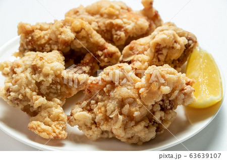 鶏もも肉の唐揚げ･カットレモン添え。(白皿･白バック) 63639107