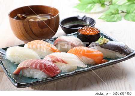 食卓のにぎり鮨と味噌汁 食卓のにぎり鮨と味噌汁 63639400