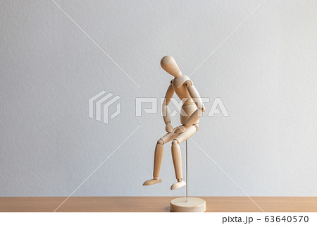 木製のデッサン人形 63640570