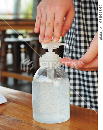 Hand washing with gel-alcohol in a clear bottle To prevent viruses. 63641349
