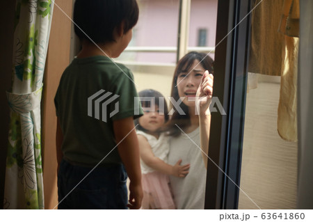 いたずらで鍵を閉める男の子 いたずらで鍵を閉める男の子 63641860