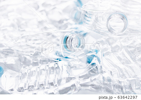 潰したペットボトル 63642297