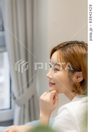 休日 若い女性 20代 63642429