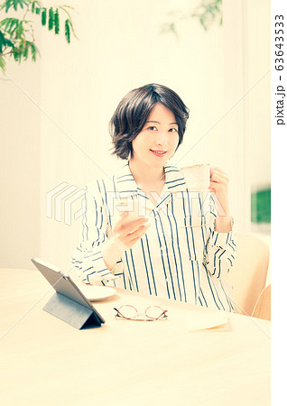 女性　室内着　ライフスタイル 63643533