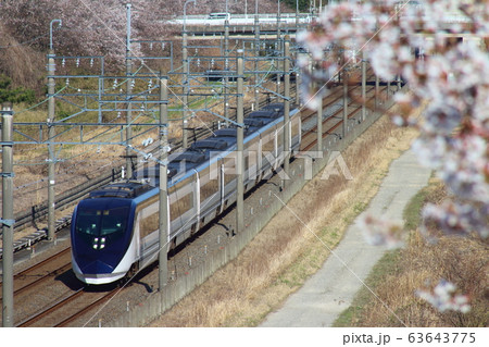 千葉県白井市付近北総線を通る京成電鉄成田スカイアクセスと満開のさくら 63643775