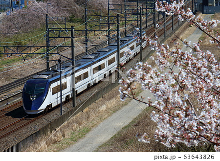千葉県白井市付近北総線を通る京成電鉄成田スカイアクセスと満開のさくら 63643826