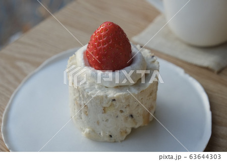 カフェ デザート イチゴ 63644303