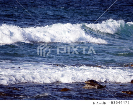 海 日本海 波の写真素材