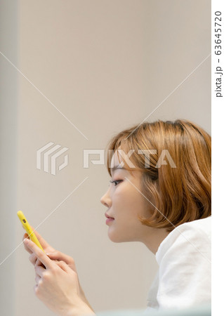 若い女性 ライフスタイル 20代 63645720