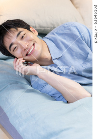 若い男 若い男性 楽しみ 63646103