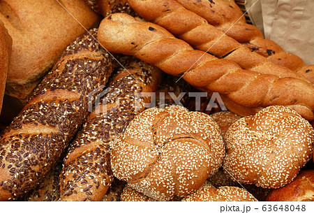 Fresh bread buns and loaves on retail display Fresh bread buns and loaves on retail display 63648048