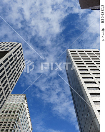 見上げた空とビル 63648812