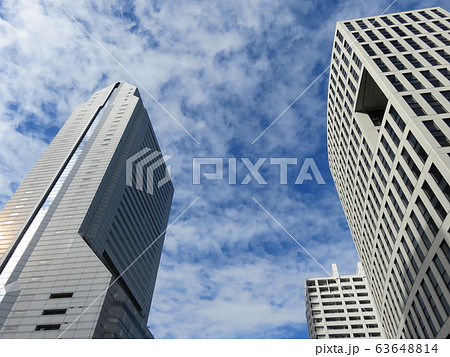 見上げた空とビル 63648814