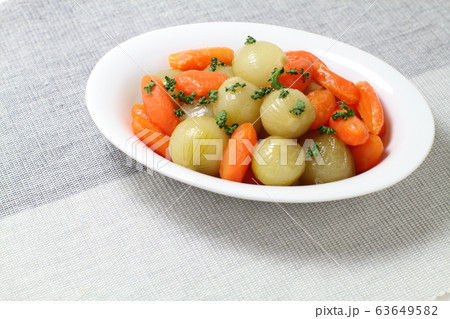 ニンジンとタマネギのグラッセ、野菜の煮物 63649582