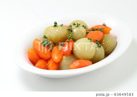 ニンジンとタマネギのグラッセ、野菜の煮物 63649583