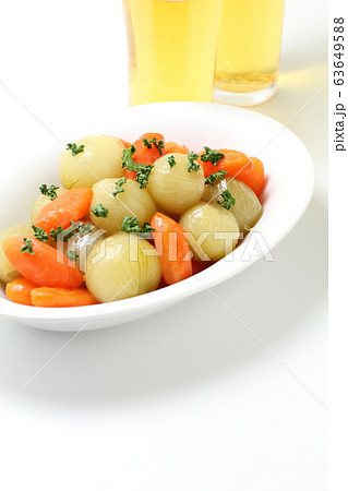 にんじんと玉ねぎのグラッセ、野菜の煮物、ビール 63649588